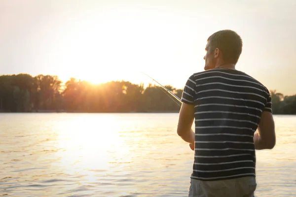 Hombre pescando en el río — Foto de Stock