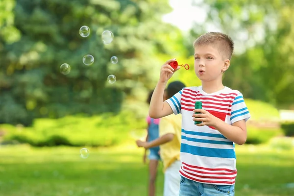 Anak kecil yang lucu meniup gelembung sabun di luar ruangan — Stok Foto