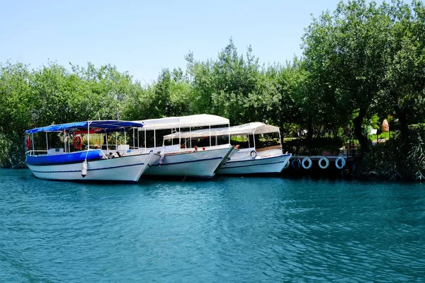 Barcos turísticos atracados en el soleado día de verano —  Fotos de Stock