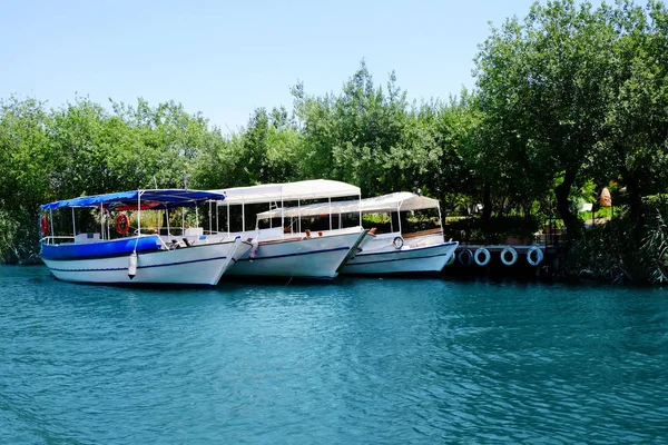 Demirli turist tekneleri güneşli yaz gününde