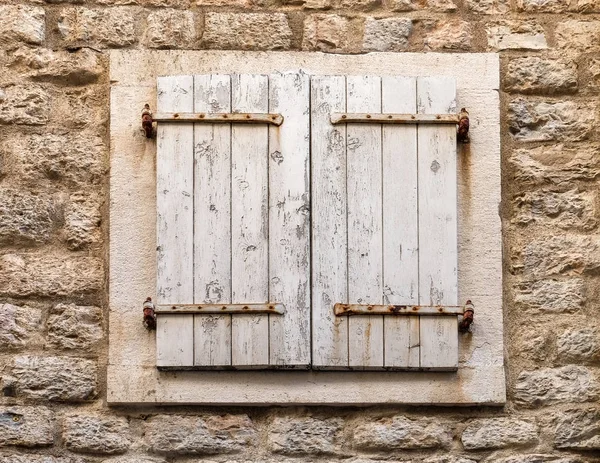 Edificio antiguo con ventana —  Fotos de Stock