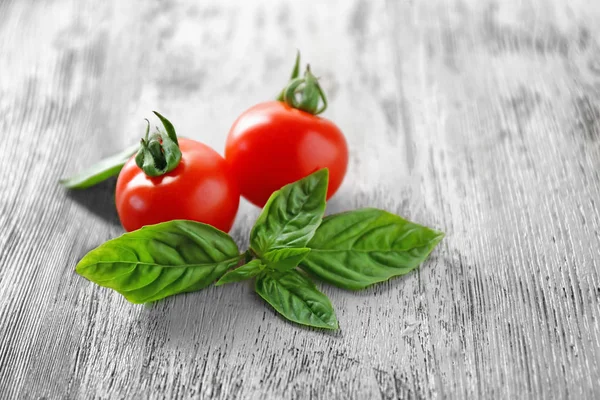 Cherry tomatoes and basil — Stock Photo, Image