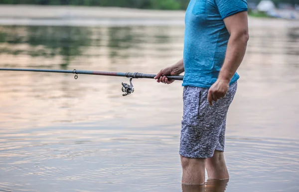 Hombre pescando en el río — Foto de Stock