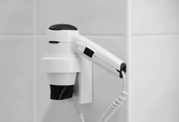 Bílé vlasy Fén na držitele v koupelně — Stock fotografie