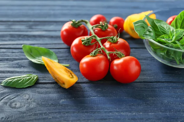 Groene verse biologische basilicum, gele en rode tomaten — Stockfoto