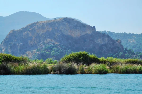 Nehir ve dağ harika manzarasını yaz gününde