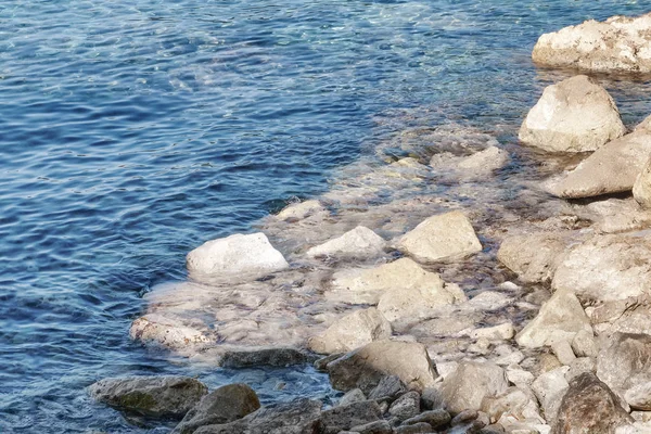 Güzel bir kaya ve mavi deniz manzarası