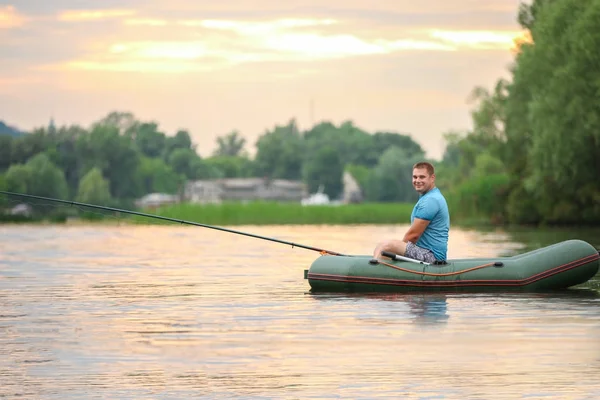 Uomo pesca sul fiume — Foto Stock