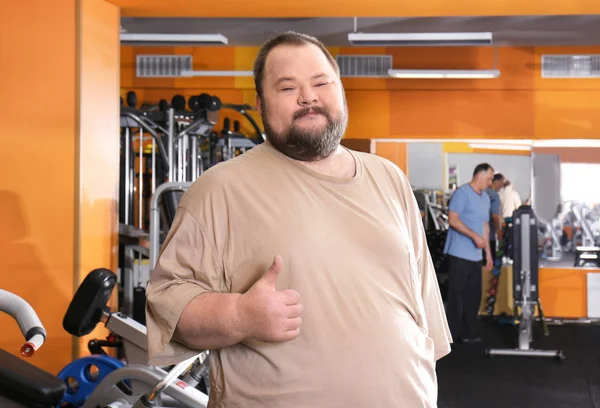 Overweight man in gym — Stock Photo, Image