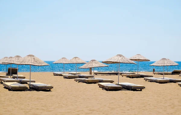 Hermosa vista de la playa en el resort en el soleado día de verano — Foto de Stock