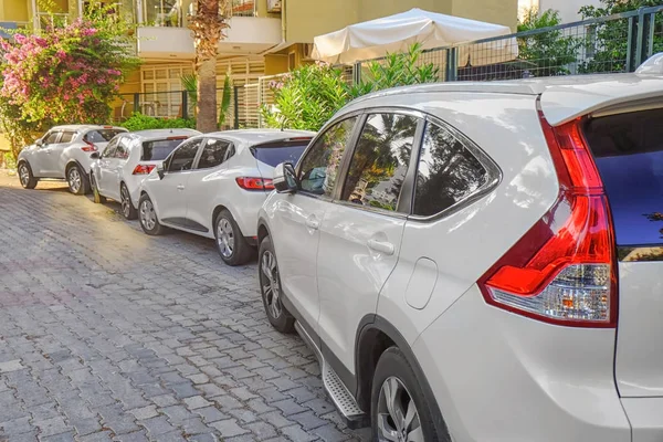 Coches modernos blancos estacionados en la acera — Foto de Stock