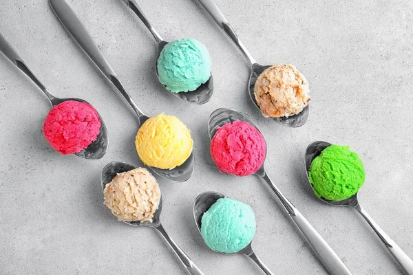 Coloridas cucharadas de helado — Foto de Stock