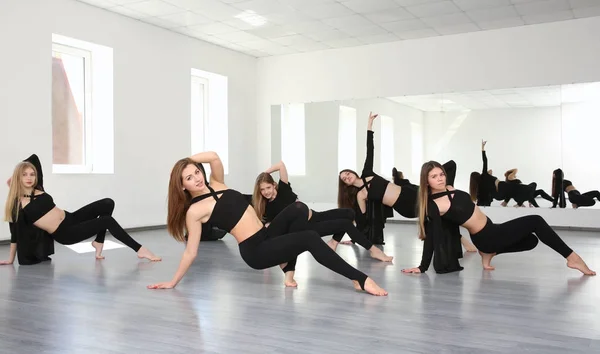 Група молодих танцюристів в студії — стокове фото