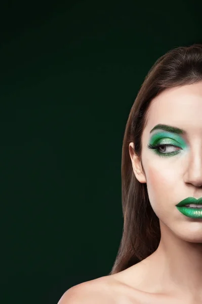 Jovem com maquiagem verde brilhante — Fotografia de Stock