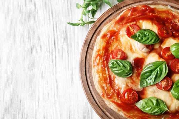 Delicious pizza with tomatoes — Stock Photo, Image