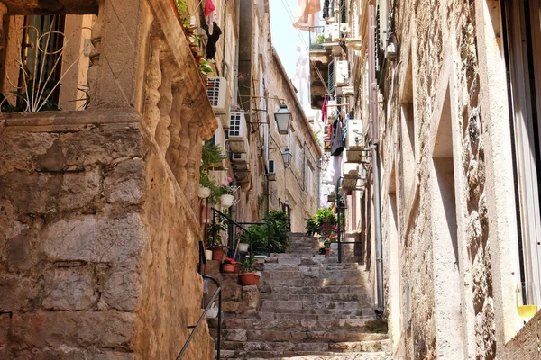 Vue de la rue pittoresque avec de vieilles marches en pierre — Photo