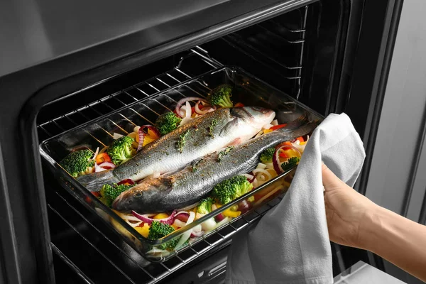 Balık Pişirme tepsiye koyarak kadın 