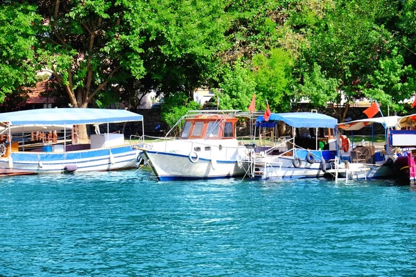 Beautiful view of berthed boats on sunny summer day — Stock Photo, Image