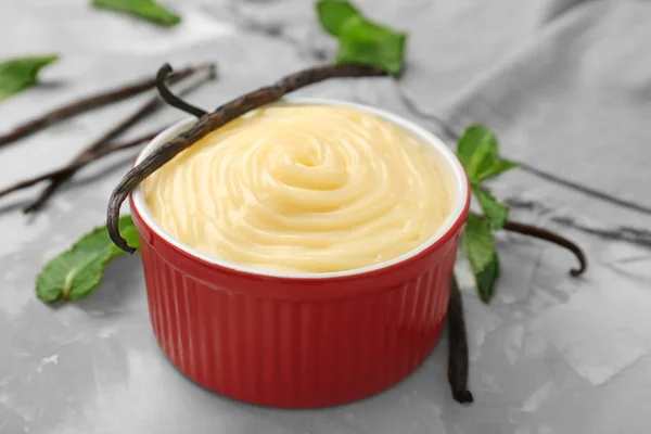 Vanillepudding in roter Schleife — Stockfoto