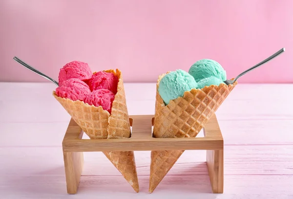 Renkli dondurma kaşık toz — Stok fotoğraf