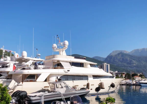 Güneşli günde yat Bay Beyaz