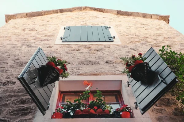 Edificio antiguo con ventana — Foto de Stock