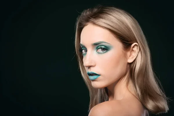 Ung kvinna med ljus grön makeup — Stockfoto