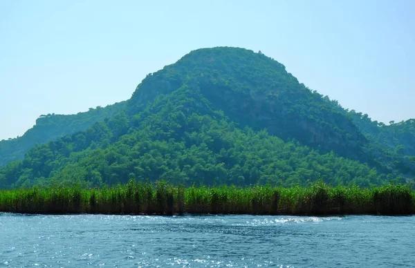Nehir ve büyük dağ harika manzarasını güneşli