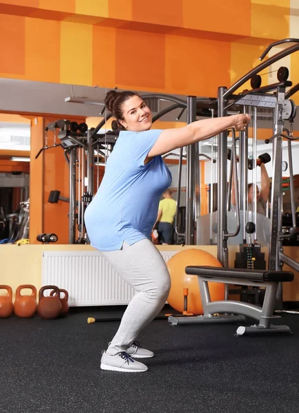 Overgewicht vrouw in sportschool — Stockfoto