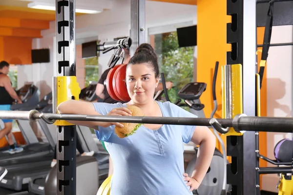 Mujer con sobrepeso en el gimnasio —  Fotos de Stock