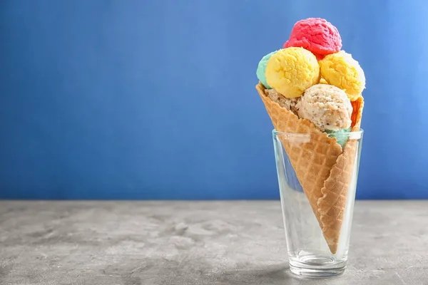 Coloridas cucharadas de helado — Foto de Stock