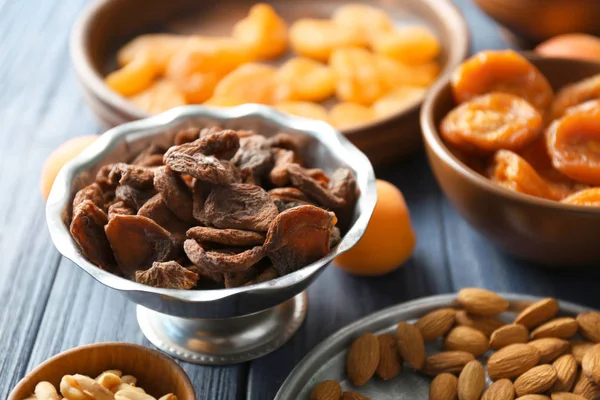 Dried apricots and nuts — Stock Photo, Image