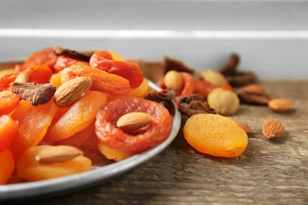 Сушеные абрикосы и орехи — стоковое фото