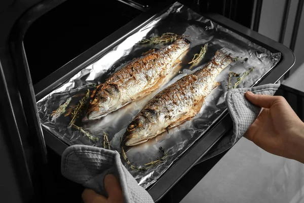 Balık Fırın tepsisini alarak kadın 