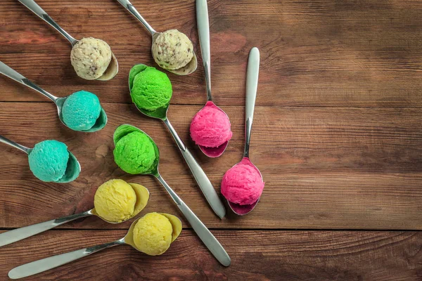 Coloridas cucharadas de helado —  Fotos de Stock