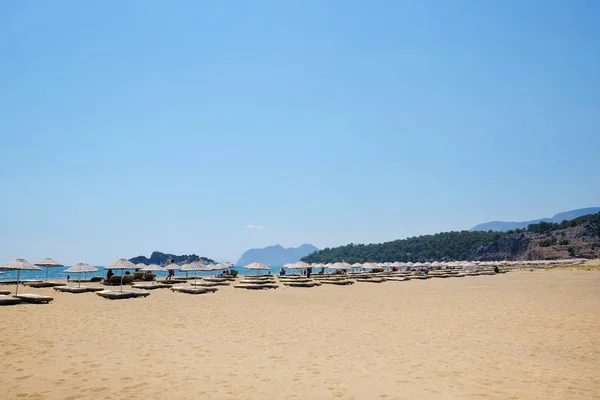 Hermosa vista de la playa en el resort en el soleado día de verano — Foto de Stock