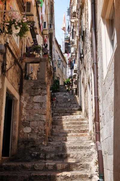 Vue de la rue pittoresque avec de vieilles marches en pierre — Photo