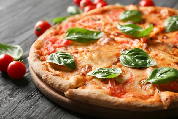 Pizza deliciosa com tomates — Fotografia de Stock