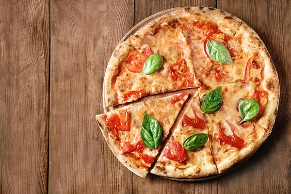 Heerlijke pizza met tomaten — Stockfoto