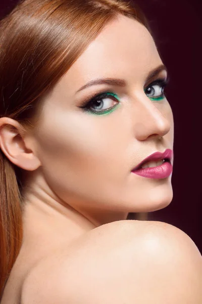 Bella donna rossa con trucco verde brillante su sfondo scuro, primo piano — Foto Stock