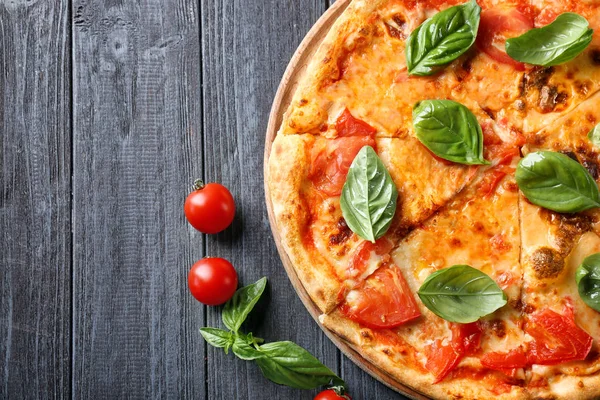 Pizza met cherry tomaten — Stockfoto