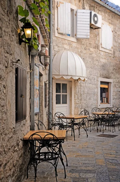 Sandalye ve masa sokak kafe