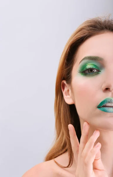 Νεαρή γυναίκα με έντονο πράσινο μακιγιάζ — Φωτογραφία Αρχείου