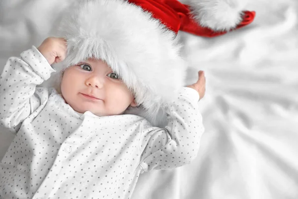 Симпатичный малыш в шляпе Санты на белом листе — стоковое фото