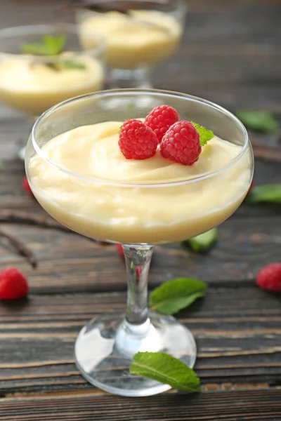 Vanilla pudding with raspberries — Stock Photo, Image