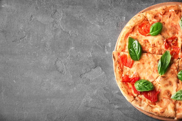 Deliziosa pizza con pomodori — Foto Stock