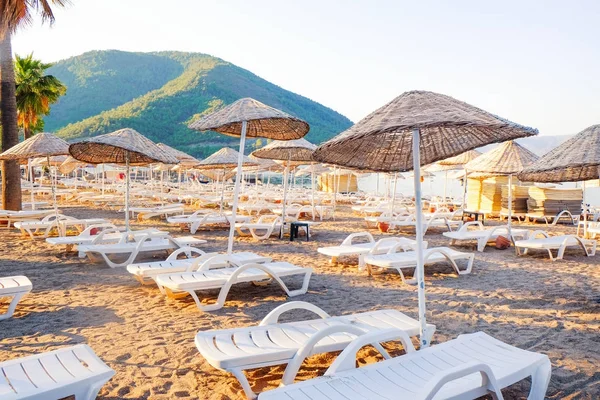 Cómodas tumbonas en la playa del mar en el resort — Foto de Stock