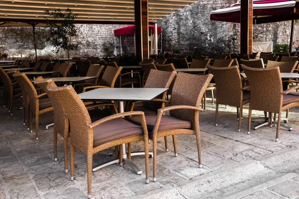 Стільці та столи в сучасному кафе на відкритому повітрі — стокове фото