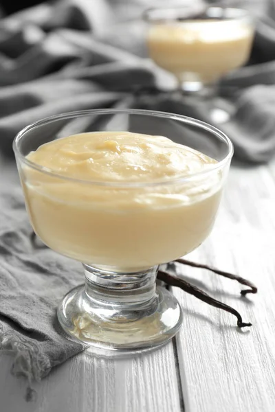 Vanilla pudding in dessert bowl — Stock Photo, Image