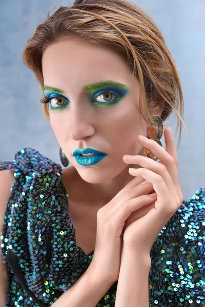 Parlak yeşil makyaj ile genç kadın 